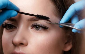 Skader ved laserblegning af øjenbryn