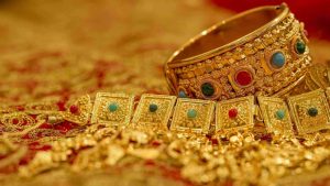 Finding gold in a dream for a married woman