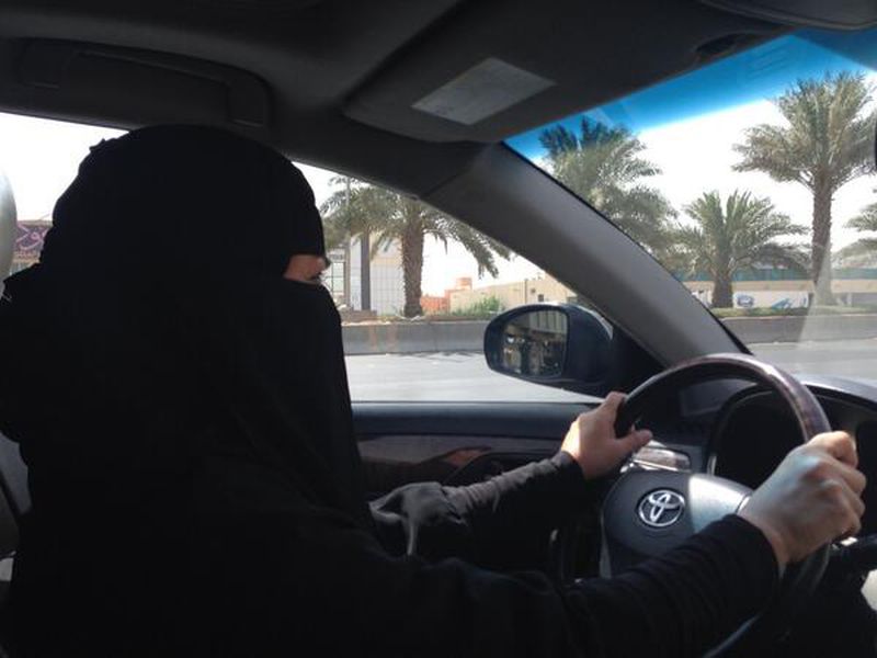 Моја сестра вози ауто и ја сам са њом - Сада Ал Умма Блог