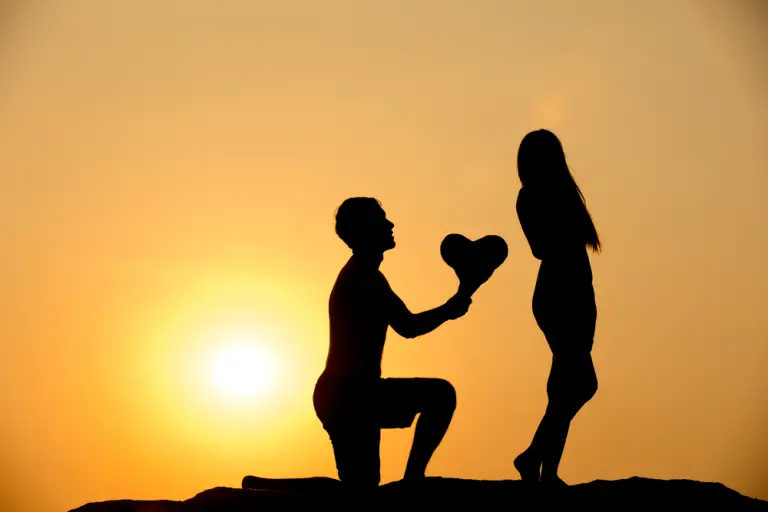 علامات حب الرجل للمرأة سرا