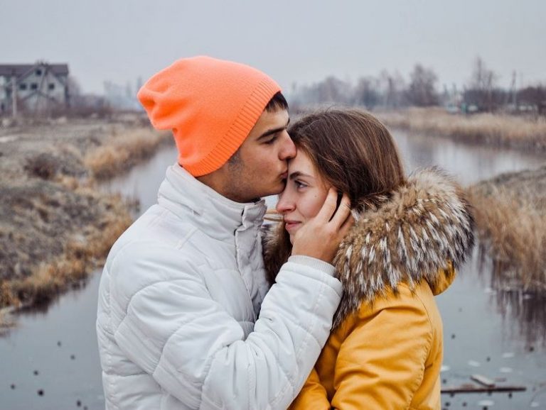 كيف يعبر الرجل عن حبه بطريقة غير مباشرة