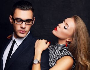 علامات إخفاء الحب عند الرجل