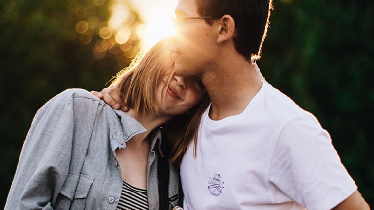 لغة الجسد عند الوقوع في الحب عند الرجل