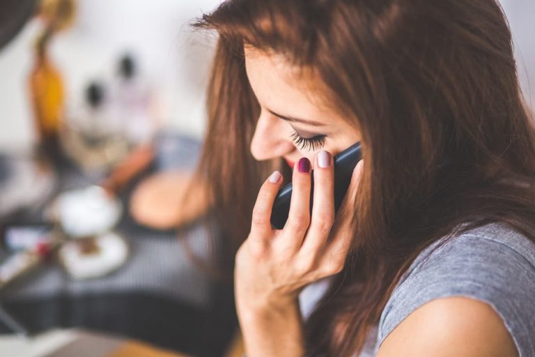 علامات حب الرجل للمرأة سراً