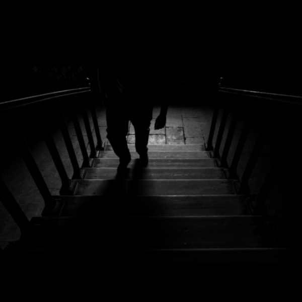 डर के साथ सीढ़ियाँ उतरने का सपना देखना - सदा अल उम्मा ब्लॉग