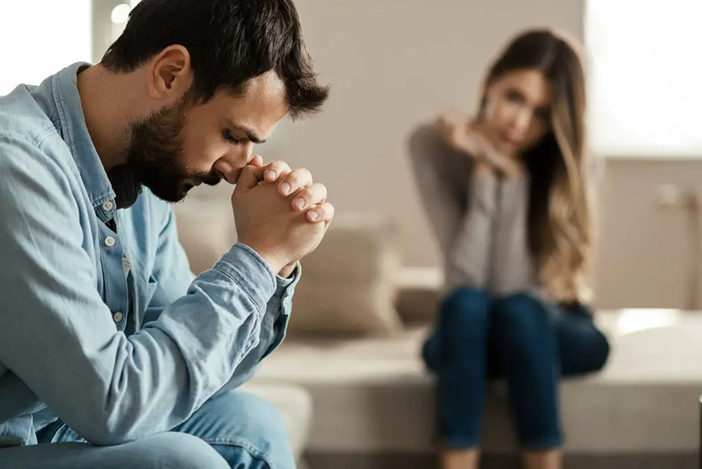 لماذا يخفي الرجل حبه عن حبيبته؟ - مدونة صدى الامة