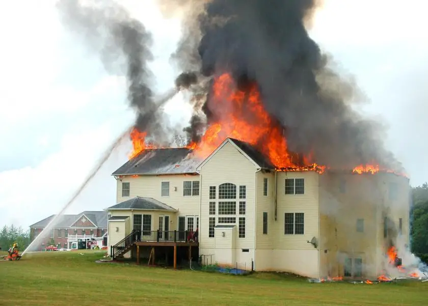 تعرف على تفسير رؤية المنزل يحترق في المنام لابن سيرين - مدونة صدى الامة