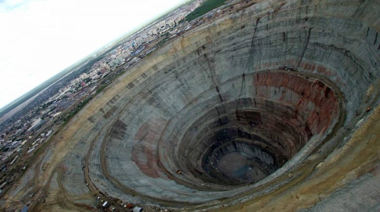 تفسير حلم السقوط في حفرة