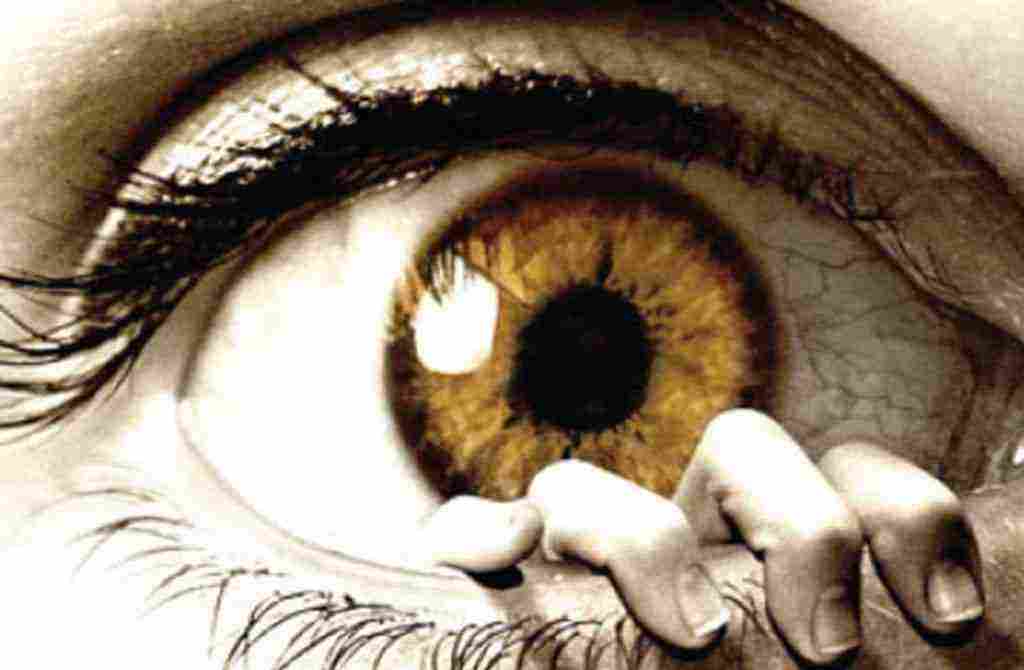 ما هي أعراض العين القوية