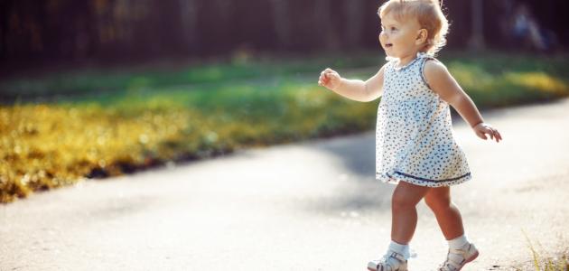  يمشي الطفل - مدونة صدى الامة