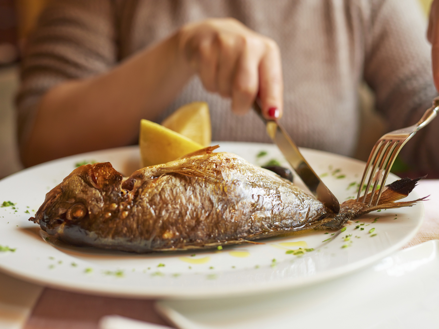 Τρώγοντας ψάρια σε ένα όνειρο για μια ανύπαντρη γυναίκα - Ιστολόγιο Sada Al Umma