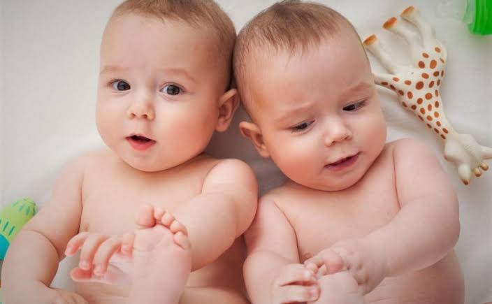 इब्न सिरीनच्या स्वप्नात जुळ्या मुलांच्या जन्माचा अर्थ आणि विवाहित महिलेसाठी स्वप्नात जुळ्या मुलांचा जन्म - सदा अल उम्मा ब्लॉग