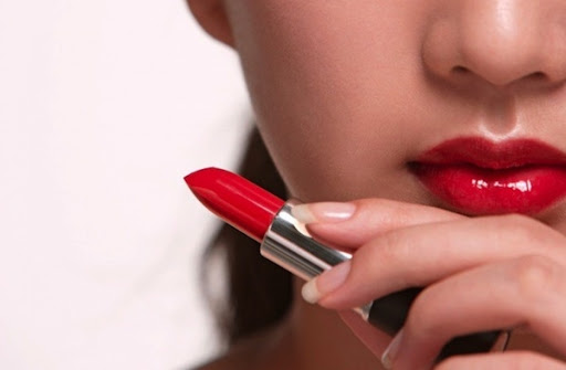 Red lipstick in a dream for single women