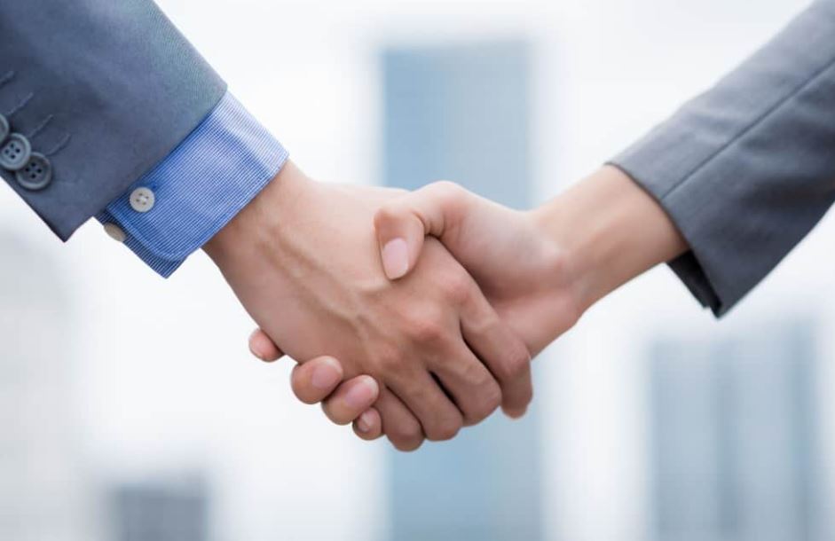 К чему снится здороваться со знакомой женщиной во сне