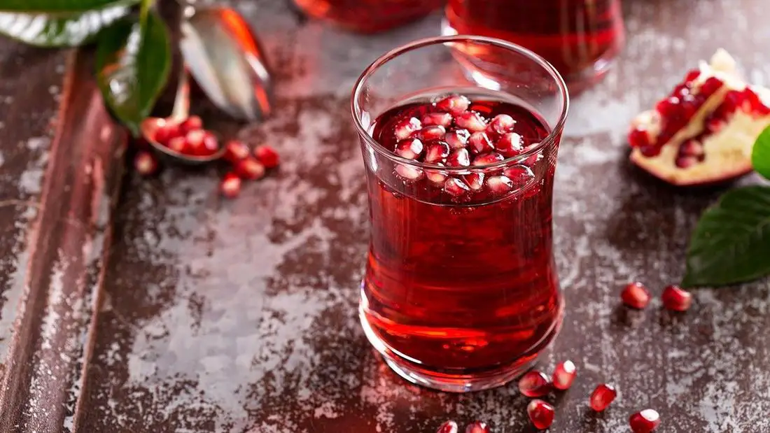 Mo thaithí le sú pomegranate le haghaidh slimming