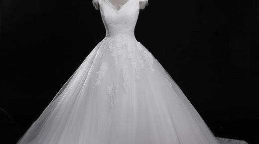 विवाहित महिला के लिए इब्न सिरिन के लिए एक सपने में सफेद पोशाक का प्रतीक