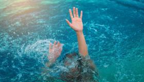 What is the interpretation of a dream about drowning in water according to Ibn Sirin?