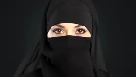 Ithini inkcazo ye-niqab ephupheni ngu-Ibn Sirin no-Ibn Shaheen? Ukutolikwa kwephupha malunga nokugqoka i-niqab yowesifazane ongatshatanga