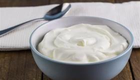 Сазнајте више о тумачењу виђења јогурта у сну од Ибн Сирина