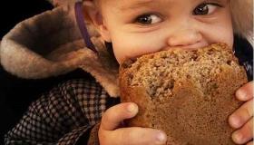 إلى ماذا يشير تفسير حلم أكل الخبز للمتزوجة لابن سيرين؟