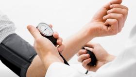 كيف ينام مريض الضغط المنخفض؟تعرف على علاج انخفاض ضغط الدم في المنزل