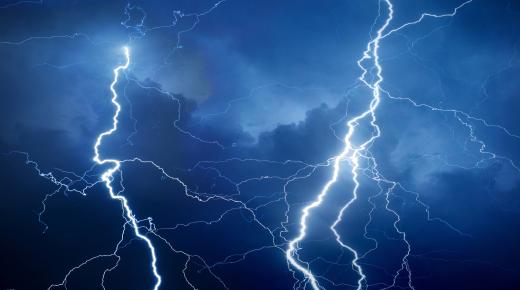 What is the interpretation of lightning in a dream by Ibn Sirin?