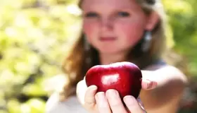 ما هو تفسير رؤية اعطاء التفاح في المنام لابن سيرين؟